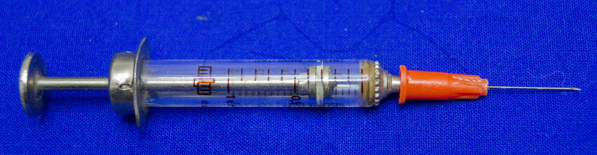 Insulinspritze vom VEB MLW, Spritze mit aufgesetzter Kanüle